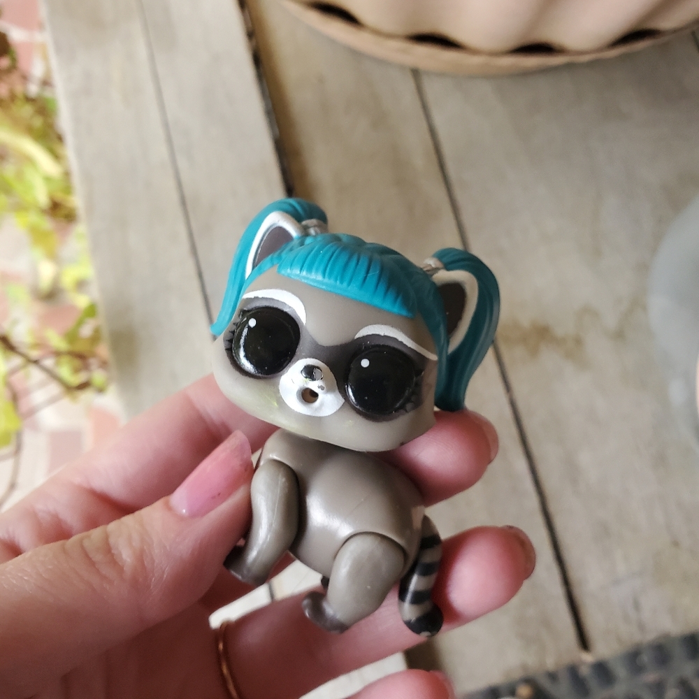 LOL Surprise Pets Fuzzy Pets Wave 1 Racoon-stronaut